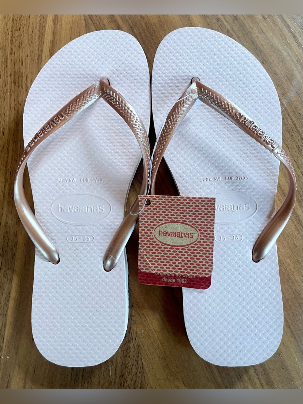 Size 3 NWT Havaianas Flip Flops in Rose Gold and Pink Sandals
